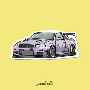 Könnte beinhalten: Ein Aufkleber eines lila Sportwagens mit Spoiler und schwarzen Rädern, vor gelbem Hintergrund. Das Auto hat eine graue Frontstoßstange. Der Text "pupidoodle" ist unten in Kursivschrift geschrieben.