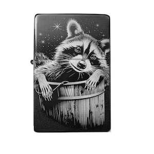 Encendedor de mapache n.° 2 con un bonito grabado: motivo animal en un barril con cielo estrellado, idea de regalo personalizable con el texto deseado.