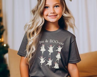 Puede incluir: Una camiseta gris oscuro con un gráfico blanco de fantasmas con lazos rosas y el texto "pas de BOO-rée".