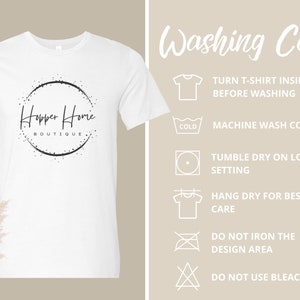 K&ouml;nnte beinhalten: Wei&szlig;es T-Shirt mit einem schwarzen Kreis und dem Text "Hopper Home Boutique" darin. Das Bild zeigt auch Pflegehinweise f&uuml;r das Shirt, darunter Maschinenw&auml;sche kalt, Trocknergeeignet bei niedriger Temperatur und zum Trocknen aufh&auml;ngen.