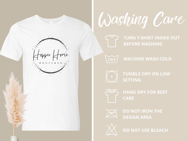 Pu&ograve; includere: T-shirt bianco con girocollo e maniche corte. La maglietta presenta un logo circolare nero con la scritta "Hopper Home Boutique". Le istruzioni per il lavaggio sono visualizzate sul lato destro della maglietta.