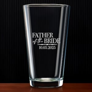 以下が含まれることがあります： 前面に「Father of the Bride」という文字と「10.05.2025」という日付がエッチングされた透明なガラス製のピントグラスです。