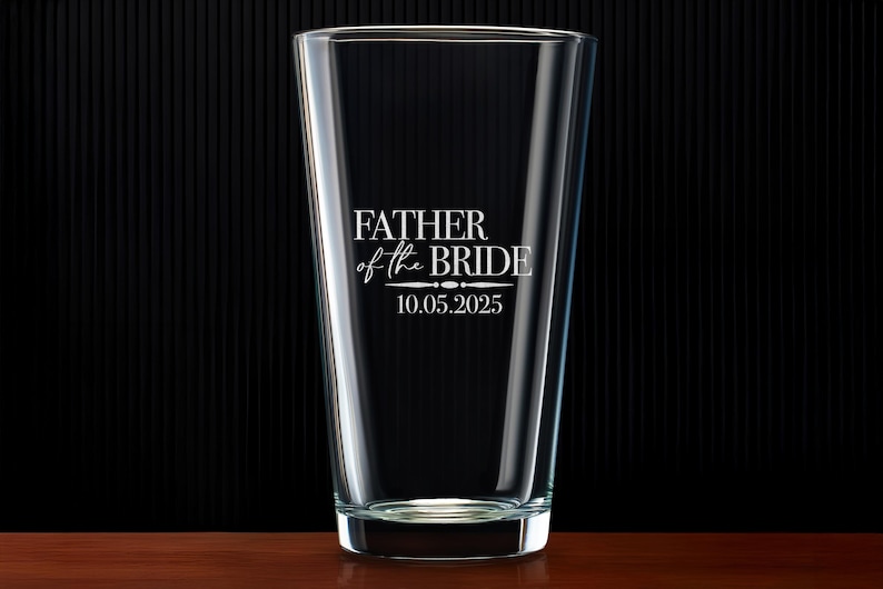 以下が含まれることがあります： 前面に「Father of the Bride」という文字と「10.05.2025」という日付がエッチングされた透明なガラス製のピントグラスです。
