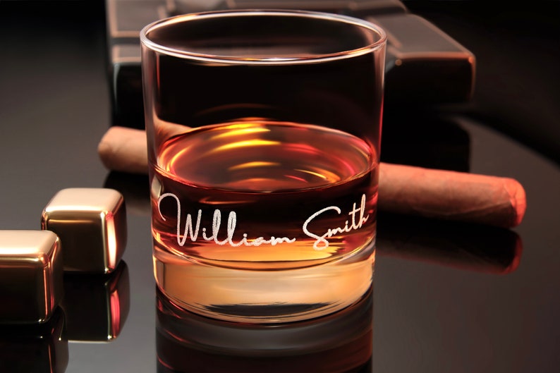 Verre à whisky personnalisé avec gravure latérale et inférieure de qualité supérieure pour toute occasion spéciale. Livré avec une boîte cadeau gratuite. image 2