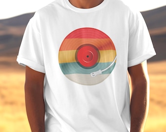 Op de afbeelding: Wit T-shirt met een retro-stijl vinylplaat ontwerp. De plaat heeft een regenboogkleurenschema met een rood midden.
