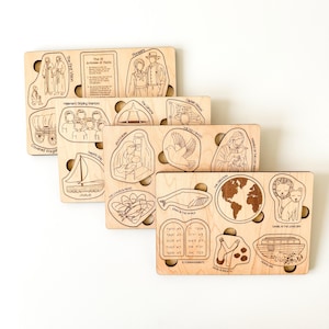 Könnte beinhalten: Ein Satz aus Holzpuzzle-Teilen mit Illustrationen von biblischen Geschichten. Jedes Teil zeigt eine andere Geschichte, wie "Die Erste Vision", "Pionier", "Helamans streitbare Jünglinge", "Noahs Arche", "Der Lamanit", "Der Heilige Geist", "Die Schöpfung", "Jona und der Wal", "Die Zehn Gebote", "David und Goliath", "Daniel in der Löwengrube", und "Jesus rettet".