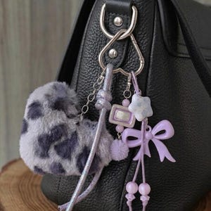 Chaveiro com pingente para bolsa em estampa de leopardo lavanda, pompom de coração em pele sintética roxa fofa com laço charmoso, estilo retrô Y2K K-Pop, acessório perfeito para mochila ou bolsa.