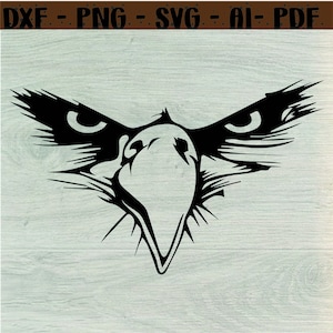 Op de afbeelding: Zwart-witte silhouet van een adelaarskop met scherpe, gedetailleerde veren en intense ogen.