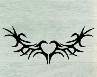 Puede incluir: Diseño tribal negro con un corazón en el centro. El diseño es simétrico y tiene un aspecto fluido y orgánico.