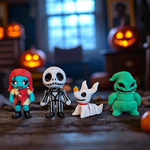 Puede incluir: Una colección de figuras en miniatura con personajes de "Pesadilla antes de Navidad". Las figuras incluyen a Sally, Jack Skellington, Zero y Oogie Boogie. Las figuras están ambientadas con calabazas iluminadas y un interior espeluznante.