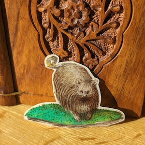 Adesivo raffigurante un gatto medievale. Dipinto divertente/carino/buffo di un gatto sull'erba.