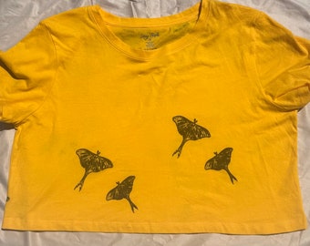 Unieke goudsbloem Luna Moth and Honeybee handgedrukte boxy crop top