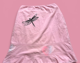 Saia Tommy Hilfiger rosa reciclada com estampa de libélula e coração feita à mão, tamanho 6. Roupa de fantasia vestível.