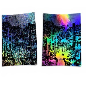 Puede incluir: Dos impresiones holográficas rectangulares con un diseño de paisaje urbano. Las impresiones presentan un dibujo lineal negro sobre un fondo brillante e iridiscente. Una impresión tiene un efecto de purpurina azul y plateada, la otra un degradado arcoíris.