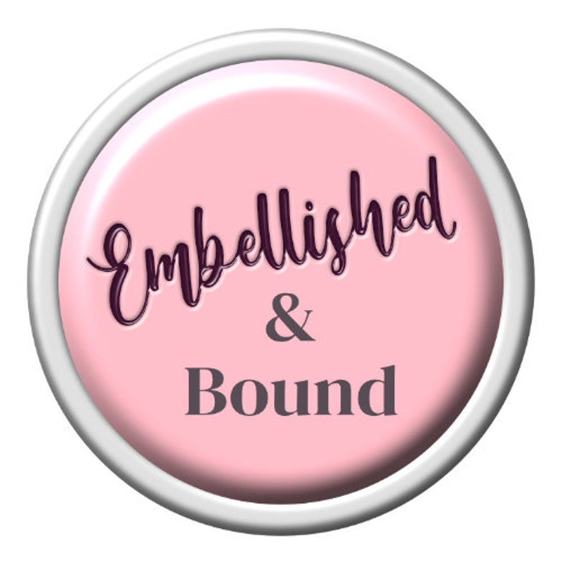 K&ouml;nnte beinhalten: Ein rosa Kreis mit wei&szlig;em Rand und dem Text "Embellished & Bound" in schwarzer und violetter Schrift.