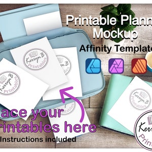 Op de afbeelding: Een mockup van een printbare planner-sjabloon voor Affinity Designer. De afbeelding toont een blauwe planner met witte pagina's, een kopje koffie en een houten oppervlak. De tekst "Printable Planner Mockup" en "Affinity Template" is zichtbaar in de afbeelding.
