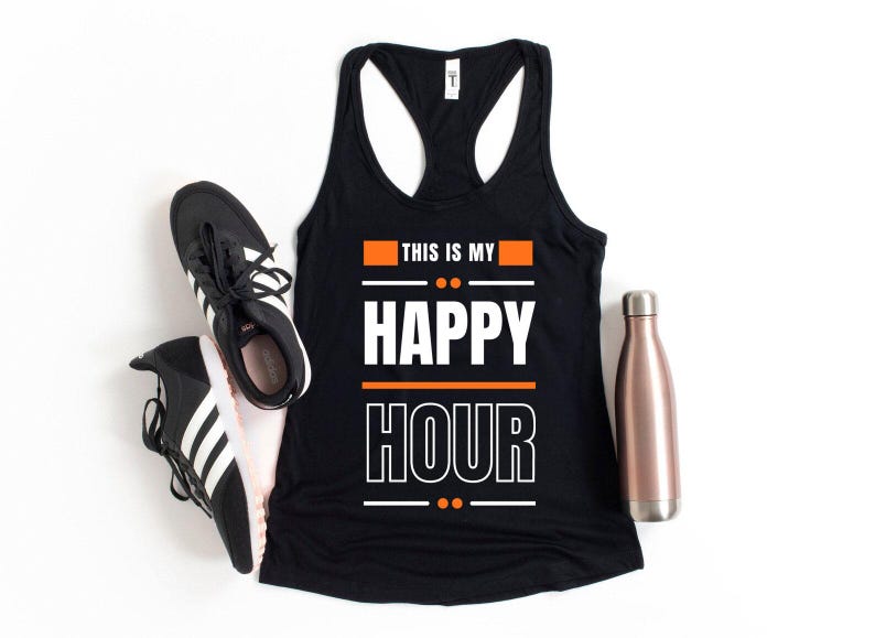 Może przedstawiać: Czarny top bez rękaw&oacute;w z napisem "THIS IS MY HAPPY HOUR" w kolorze białym i pomarańczowym. Obraz zawiera r&oacute;wnież czarno-białe buty sportowe i miedzianą butelkę na wodę.