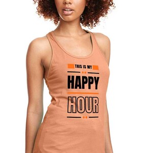 Może przedstawiać: Brzoskwiniowy top typu racerback z czarno-pomarańczowym napisem "THIS IS MY HAPPY HOUR" nadrukowanym z przodu. Wz&oacute;r zawiera poziome linie oraz małe okrągłe akcenty znajdujące się powyżej i poniżej pogrubionego tekstu.