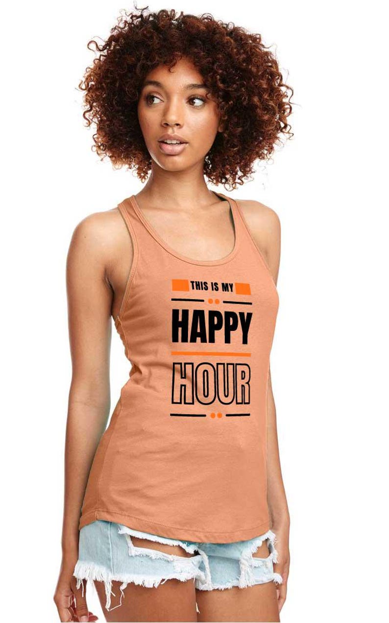 Może przedstawiać: Brzoskwiniowy top typu racerback z czarno-pomarańczowym napisem "THIS IS MY HAPPY HOUR" nadrukowanym z przodu. Wz&oacute;r zawiera poziome linie oraz małe okrągłe akcenty znajdujące się powyżej i poniżej pogrubionego tekstu.
