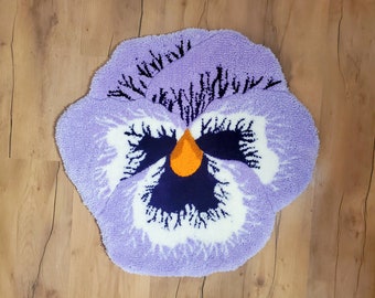 Tappeto fatto a mano con fiori viola del pensiero