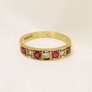 Vintage 1979 18ct Gold Seven Stone Rubin und Diamant Set Ring, Größe O