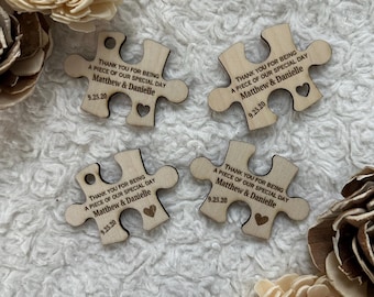 Recuerdos de boda hechos con piezas de rompecabezas de madera personalizadas