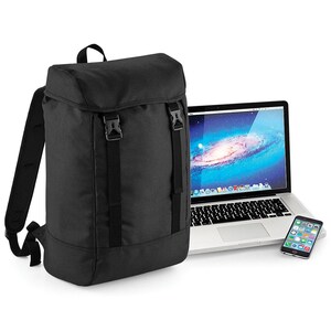 Könnte beinhalten: Schwarzer Rucksack mit Rollverschluss und verstellbaren Trägern. Der Rucksack hat zwei Schnallenverschlüsse auf der Vorderseite. Ein Laptop und ein Smartphone sind im Hintergrund zu sehen.