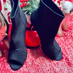 Nicole Miller NY KNITTY Open Toe in black (preowned) sz. 9