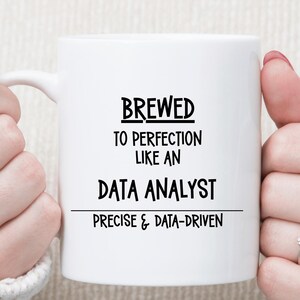 brassée à la perfection comme un analyste de données Mug | Précis et axé sur les données | Cadeau drôle d'analyste de données | Tasse à café Analytics
