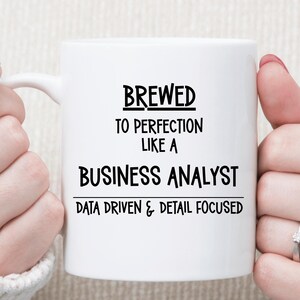 brassée à la perfection comme une tasse d'analyste d'affaires | Axé sur les données et axé sur les détails | Cadeau BA drôle | Tasse à café de bureau