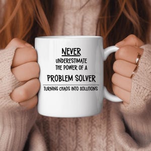 Never Underestimate the Power of a Problem Solver Mug | Turning Chaos Into Solutions | Motivational Office Gift Bild 2
