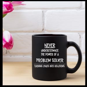 Never Underestimate the Power of a Problem Solver Mug | Turning Chaos Into Solutions | Motivational Office Gift Bild 6