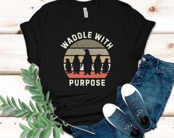 Koszulka „Waddle With Purpose”, zabawna koszulka z pingwinem, koszulka retro z motywem zachodzącego słońca, koszulka z grafiką vintage pingwina, uroczy prezent motywacyjny