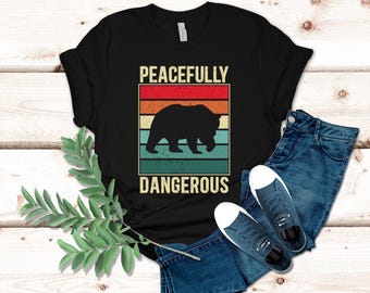 Koszulka Peacefully Dangerous Bear, koszulka retro z motywem dzikiej przyrody, koszulka z nadrukiem w stylu vintage, prezent dla miłośnika przyrody na kempingu