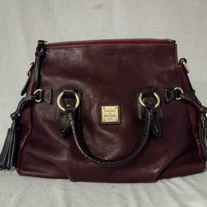 Cartera Dooney & Bourke Florentine Stanwich en color vino tinto/burdeos/rojo