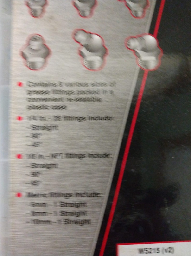 Op de afbeelding: Een close-up van een productbeschrijving voor een set smeernippels. De beschrijving somt de verschillende maten op van de nippels die in de set zijn inbegrepen, waaronder 1/4 inch, 1/8 inch en metrische maten. De tekst vermeldt ook dat de nippels zijn verpakt in een herbruikbare plastic koffer.