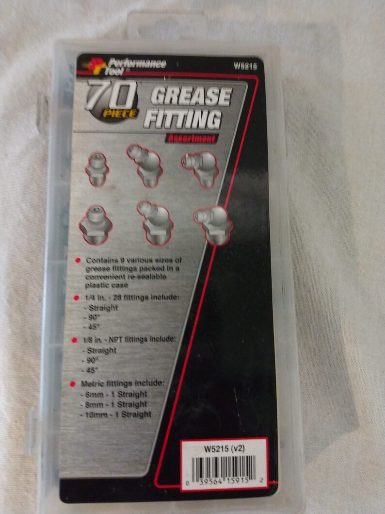 Op de afbeelding: Een 70-delige smeernippelset in een doorzichtige kunststof koffer. De koffer heeft een rood en zwart label met de tekst "Performance Tool 70 Piece Grease Fitting Assortment". Het label bevat ook het productnummer W5815 en W5215 (v2).