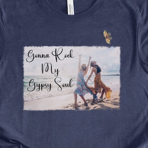 K&ouml;nnte beinhalten: Ein marineblaues T-Shirt mit einem Aufdruck von zwei Frauen, die am Strand tanzen. Der Aufdruck enth&auml;lt den Text "Gonna Rock My Gypsy Soul".