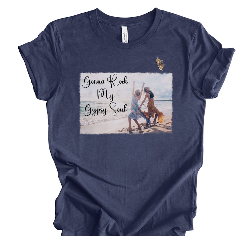 K&ouml;nnte beinhalten: Ein marineblaues T-Shirt mit einem Aufdruck von zwei Frauen, die am Strand tanzen. Der Aufdruck enth&auml;lt den Text "Gonna Rock My Gypsy Soul".