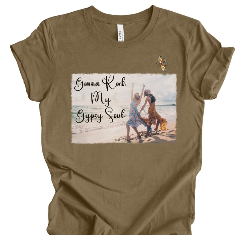 K&ouml;nnte beinhalten: Ein braunes T-Shirt mit einem Aufdruck von zwei Frauen am Strand mit dem Text "Gonna Rock My Gypsy Soul" und einem Schmetterling &uuml;ber dem Aufdruck.