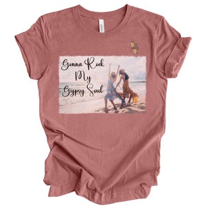 K&ouml;nnte beinhalten: Ein maronfarbenes T-Shirt mit einem Motiv von zwei Frauen am Strand mit dem Text "Gonna Rock My Gypsy Soul".