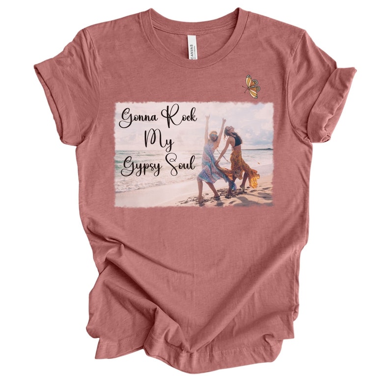 K&ouml;nnte beinhalten: Ein maronfarbenes T-Shirt mit einem Motiv von zwei Frauen am Strand mit dem Text "Gonna Rock My Gypsy Soul".