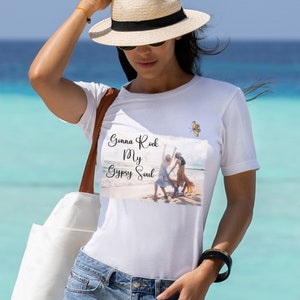 K&ouml;nnte beinhalten: Wei&szlig;es T-Shirt mit einem Foto von drei Personen am Strand und dem Text "Gonna Rock My Gypsy Soul" auf der Vorderseite. Ein gelber Schmetterling befindet sich &uuml;ber dem Text.