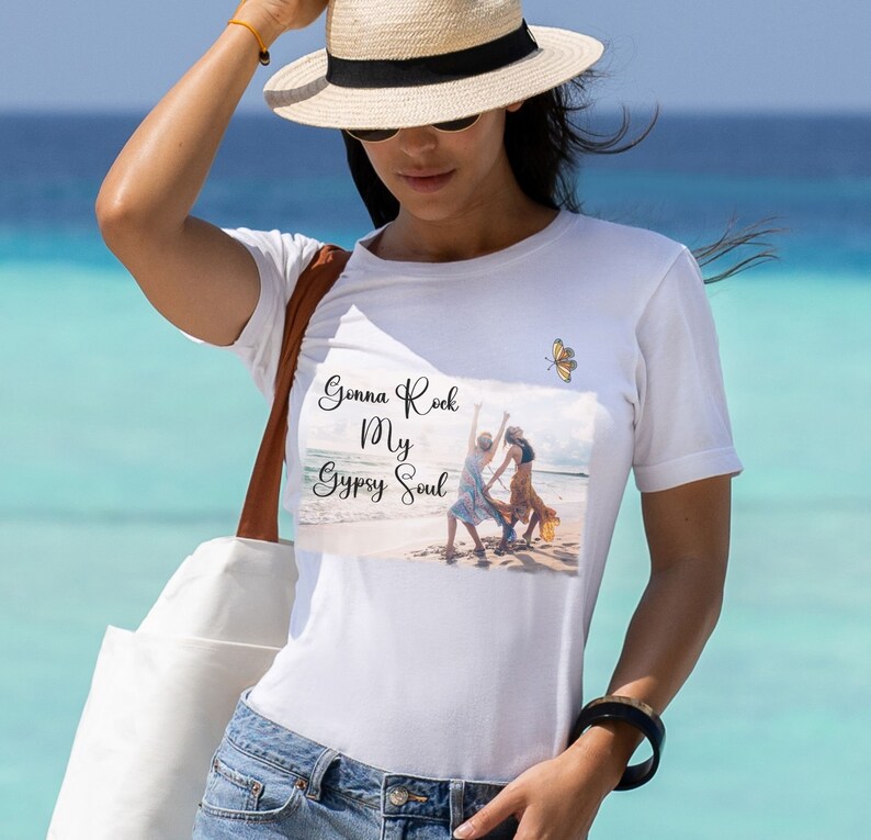 K&ouml;nnte beinhalten: Wei&szlig;es T-Shirt mit einem Foto von drei Personen am Strand und dem Text "Gonna Rock My Gypsy Soul" auf der Vorderseite. Ein gelber Schmetterling befindet sich &uuml;ber dem Text.