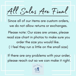 K&ouml;nnte beinhalten: Ein hellblauer Hintergrund mit wei&szlig;em Text, der "All Sales Are Final" lautet. Der Text erkl&auml;rt, dass alle Artikel Sonderanfertigungen sind und R&uuml;ckgaben oder Umtausch nicht m&ouml;glich sind. Der Text weist auch darauf hin, dass die Gr&ouml;&szlig;en unisex sind und man sich die Gr&ouml;&szlig;entabelle in den Fotos ansehen sollte. Der Text endet mit der Aussage, dass man sich an den Verk&auml;ufer wenden soll, wenn es Probleme mit der Bestellung gibt.