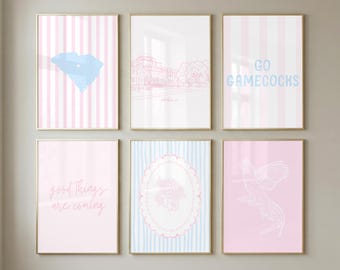 Conjunto de 6 pôsteres da Universidade da Carolina do Sul | Impressões preppy em rosa e azul | Decoração para quarto de estudante | Download digital