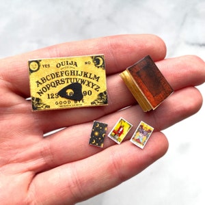 Miniatur Ouija Board Set 1:12 Maßstab Ouija Board Tarot Karten Spooky Miniatur - Digital Download Puppenhaus Printable PDF