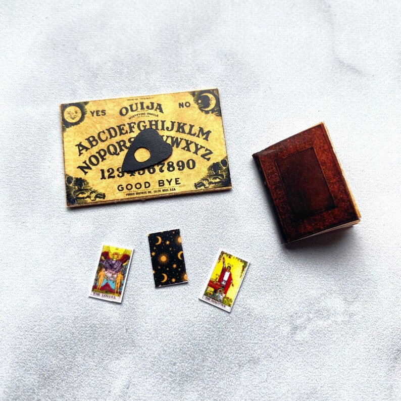 Jvjggag Tavola spirituale in miniatura, Piccola tavola Ouija con cassetto, Tavola Ouija in legno fatta a mano, Piccola decorazione della tavola spirituale, Tavola Ouija in miniatura con Planchette