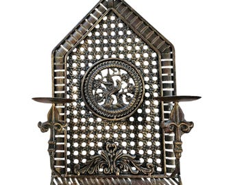 Aplique de pared doble de bronce antiguo con forma de vela, arco de malla gótica y flor de lis, estilo vintage.