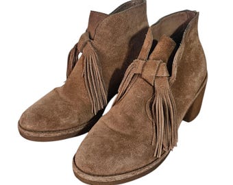 Botas UGG Corin de ante para mujer con flecos, borlas y tacón de bloque, talla US 7, color marrón.